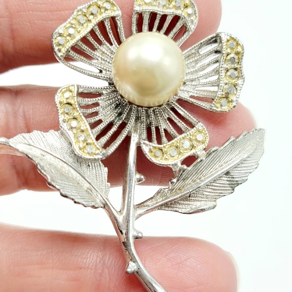 Sarah Coventry vintage brooch Silver Tone flower rhinestones and imitation pearl - Picture 4 of 5